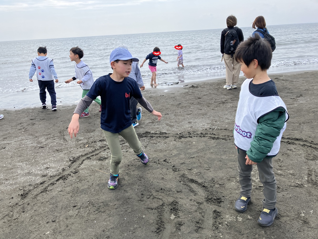 子供、ビーチの画像のようです