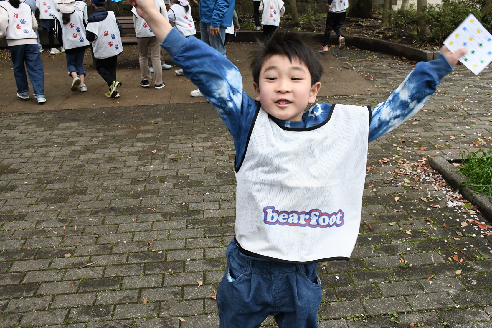 子供、、「普 台 bearfoot」というテキストの画像のようです